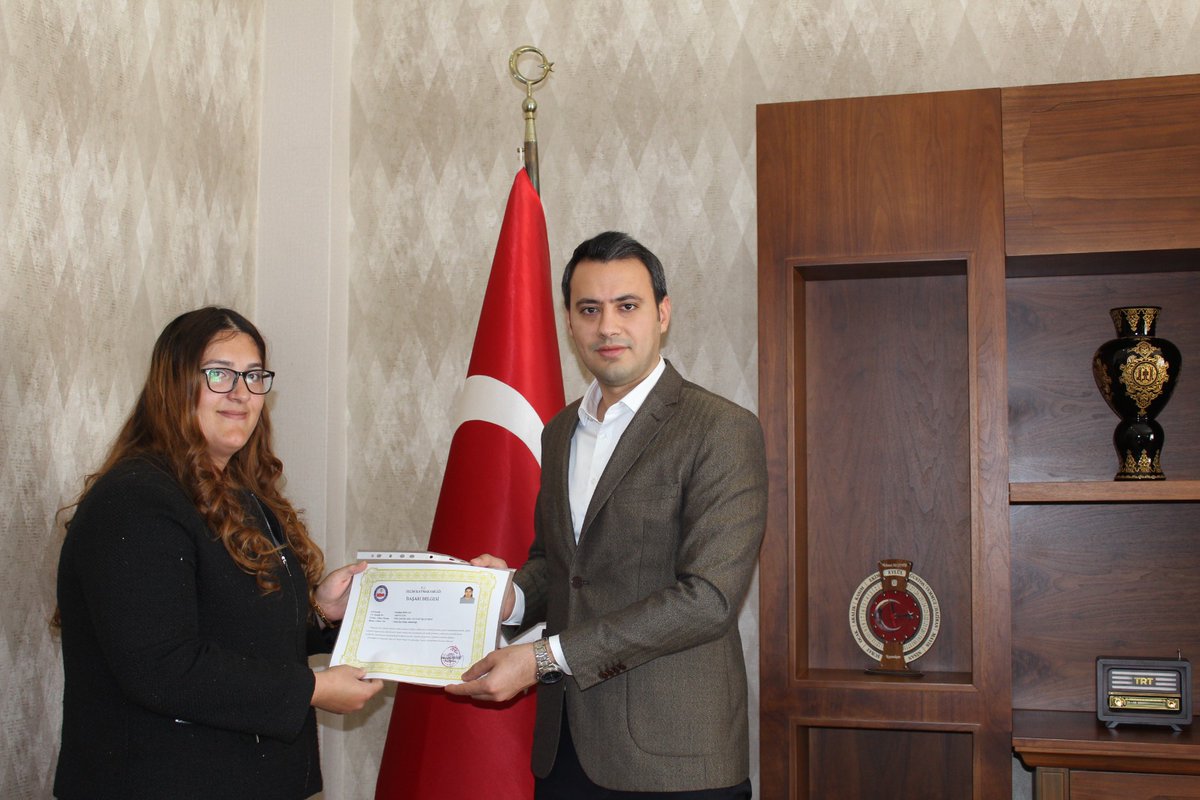 İlçemizde ikamet eden tüm vatandaşlarımızın eski nüfus cüzdanları yenilenerek TCKK' na geçişleri tamamlanmıştır. İlçe Kaymakamımız Sayın Mehmet Ali SEMİZ tarafından İlçemiz Nüfus Müd. personelleri başarı belgesi ile ödüllendirilmiştir. Sayın Kaymakamımıza şükranlarımızı sunarız.