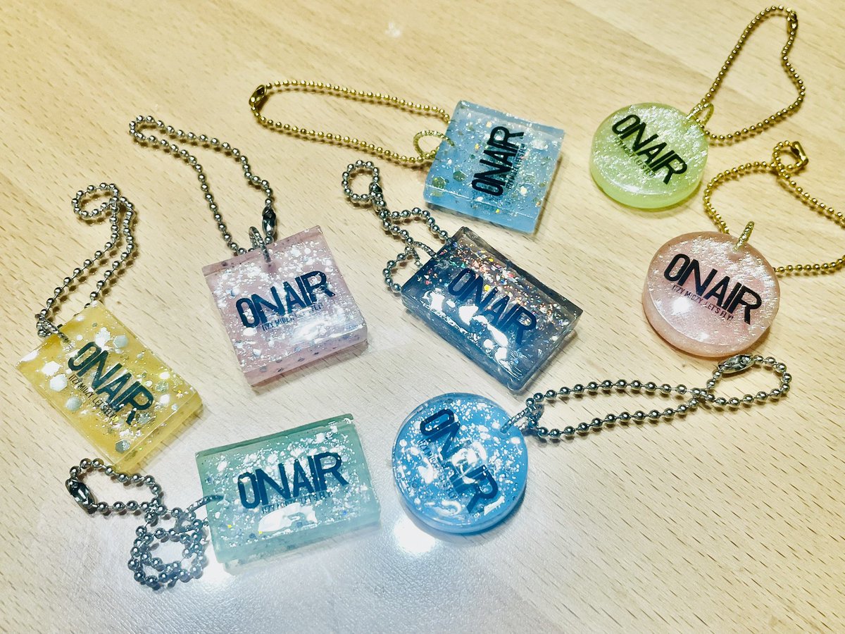 ペンミで会える方限定で、
ソンムルお渡ししたいと思ってます。

お試しの時よりだいぶ小さいチャームですが、
貰ってくれる方はリプかDMください！
推しカラーで作るので推し教えてください⭐️
（チェーンやラメはランダムになります…）