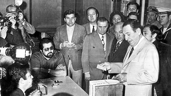 ecos_diarios's tweet photo. 🗓️👉 En las elecciones del 23 de septiembre de 1973, Juan Domingo Perón se presentó junto con su esposa, María Estela Martínez, en la fórmula Perón-Perón: ganaron con el 61,85% de los votos, lo que le permitió asumir la presidencia por tercera vez.

https://t.co/2ZTbncjIWL
