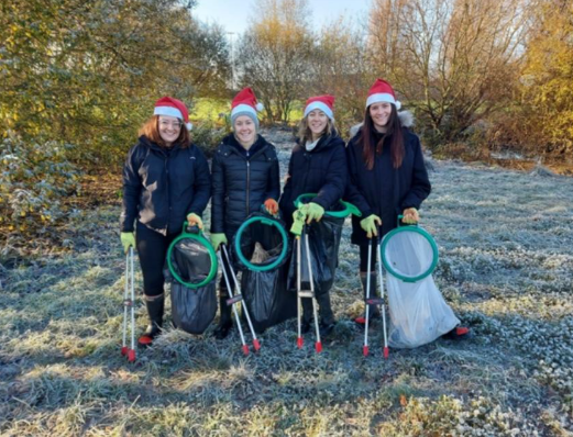 Thames21's tweet image. Make your Christmas team day meaningful and restore London’s rivers together! Enjoy hands-on volunteering and plenty of cheer, hot drinks, quizzes and festive treats! 

🎅🌿🌊Get in touch today to book thames21.org.uk/get-involved-2…

#thames21 #ChristmasForRivers #teamday #CSR