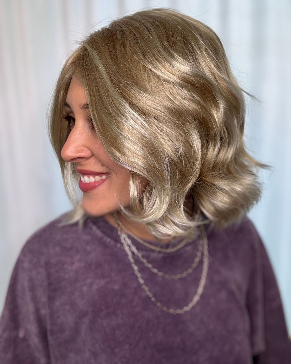 pattispearls's tweet image. We LOVE how the gentle wave in this trendy blunt bob gives it a fresh, undone look. Mod About You by @gaborwigs in GL14/22SS SS Sandy Blonde ⛱️

Shop: wigsbypattispearls.com/products/mod-a…

#wigsbypattispearls #thinhairsolutions #alternativehair #hairlosssolutions #hairconfidence #gaborwigs