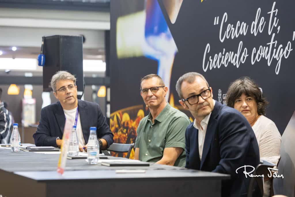 compromisoclima's tweet image. 🍴 Desde #HosteleríaPorElClima estuvimos el lunes en Alicante Gastronómica, donde hablamos de #descarbonización y #acciónclimática en un evento organizado por @facpyme_es y @CocaColaEP 👇
hosteleriaporelclima.es/noticias/4003-…