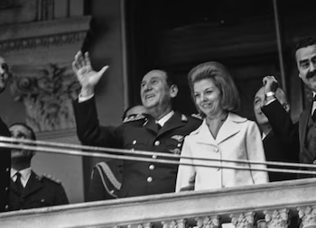 ecos_diarios's tweet photo. 🗓️👉 En las elecciones del 23 de septiembre de 1973, Juan Domingo Perón se presentó junto con su esposa, María Estela Martínez, en la fórmula Perón-Perón: ganaron con el 61,85% de los votos, lo que le permitió asumir la presidencia por tercera vez.

https://t.co/2ZTbncjIWL