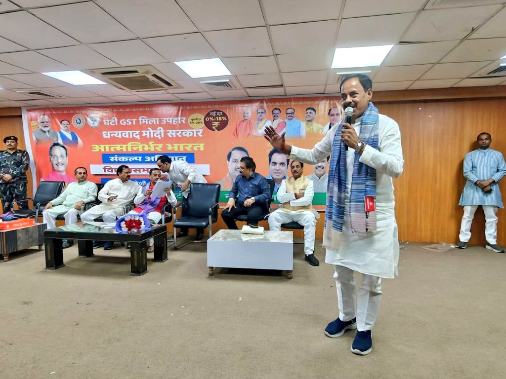 #बचत_उत्सव_अभियान 

GST Reform Bachat उत्सव अभियान के अंतर्गत नोएडा सेक्टर-62 स्थित कॉलेज में आयोजित संगोष्ठी में मुख्य अतिथि पूर्व  उप मुख्यमंत्री एवं राज्यसभा सांसद श्री <a href="/drdineshbjp/">Dr Dinesh Sharma BJP</a> जी का स्वागत कर संगोष्ठी में सहभागी हुआ। इस अवसर पर गौतमबुद्धनगर सांसद  आदरणीय <a href="/dr_maheshsharma/">Dr. Mahesh Sharma</a>