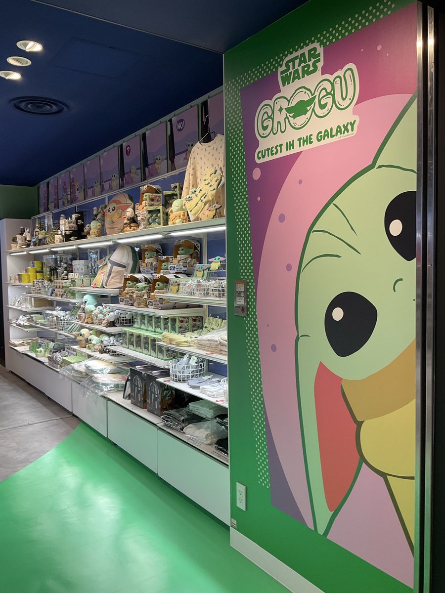 「STAR WARS SPECIAL STORE by BENELIC」、「STAR WARS GROGU CUTEST IN THE GALAXY」の壁面もグローグーがこちらをのぞき込んでいるようなデザインにリニューアルされました！
#スターウォーズ #SWSPECIALSTORE