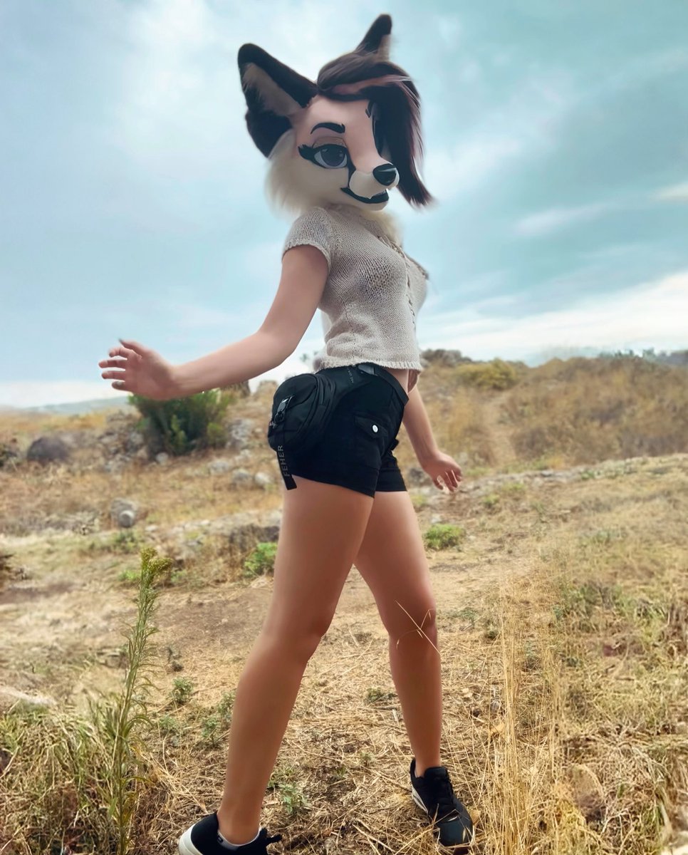 Hiking with your 6,2 fox gf 🐾