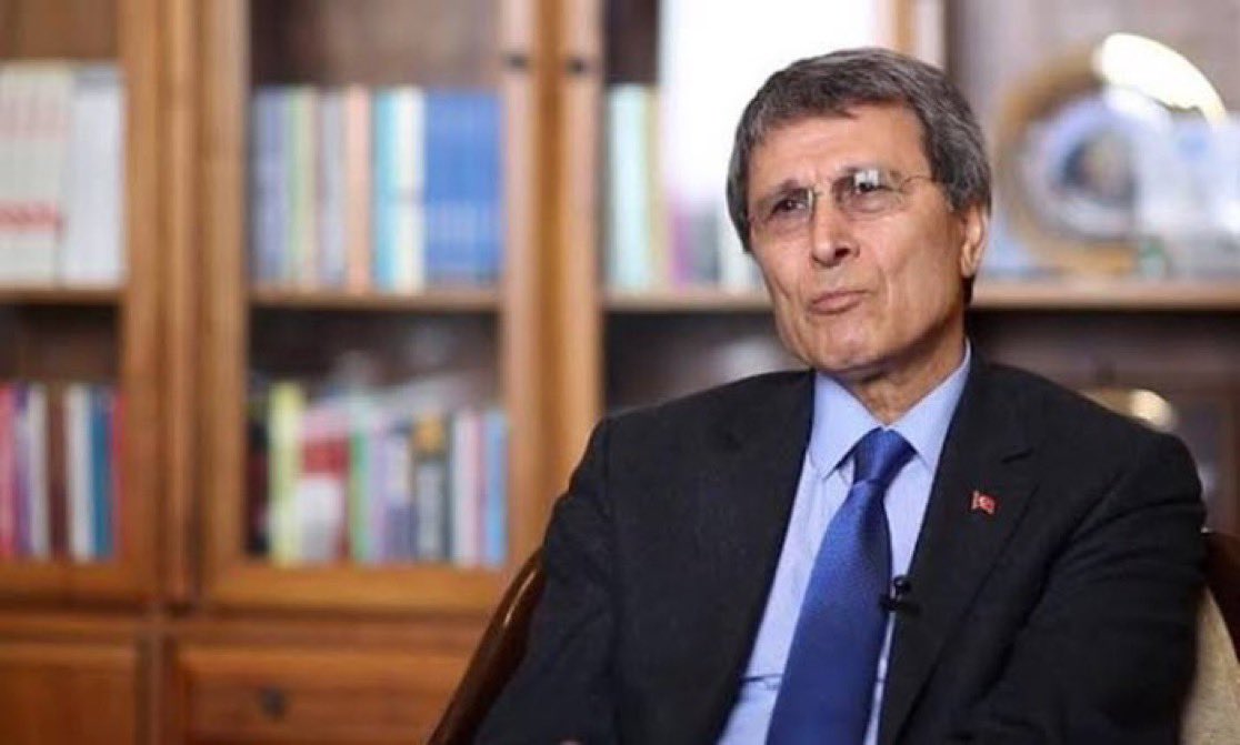 🔻Türk Tarih Kurumu Eski Başkanı Prof. Dr. Yusuf Halaçoğlu:

“Ermenilere sözde soykırım yaptığımızı ilk kabul edenlerin Filistinliler olduğunu bilmiyorsunuz galiba.

Ayrıca Osmanlı ordusu, Filistin ve Sina’da Arapların ihaneti ile mağlup oldu. Hiç olmazsa bir ansiklopedi okuyun!”