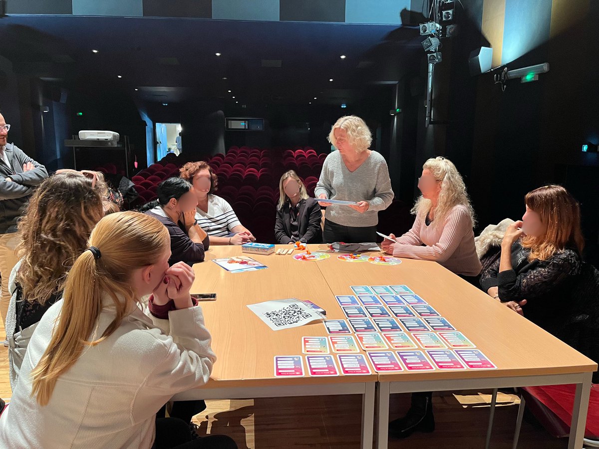 dane_nancy_metz's tweet photo. 🌍 En direct de la #SEDD :
La #DRANE sensibilise aux enjeux du numérique responsable à travers des ateliers animés par Thierry Krebs et les coordinateurs des laboratoires numériques.
👉🏻 Outils ludiques : Molo Molo, Fresque des cybercitoyens, #aucalmesurleweb
#odd #edd https://t.co/HTVx44tUix