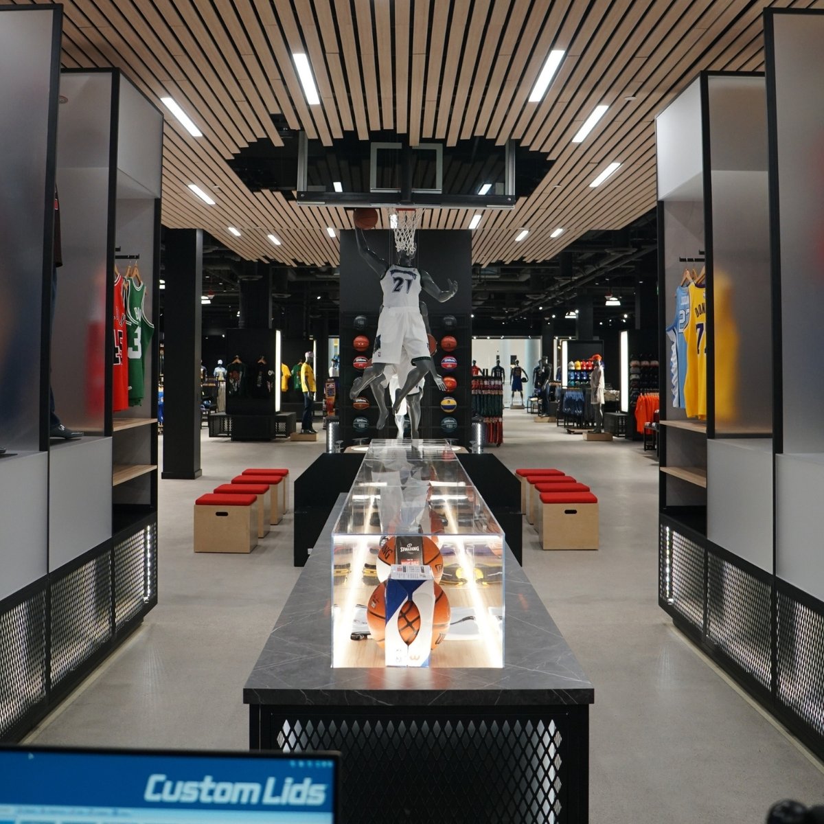 CSI_Creative_MN's tweet image. Retail design takes center court at the NBA Store Mall of America. CSI Creative’s Soundcore® wood-textured ceiling planks create the look of an upside-down basketball court while delivering warmth, scale, and acoustic control.

👉 Explore Project Photos: hubs.li/Q03M62xl0