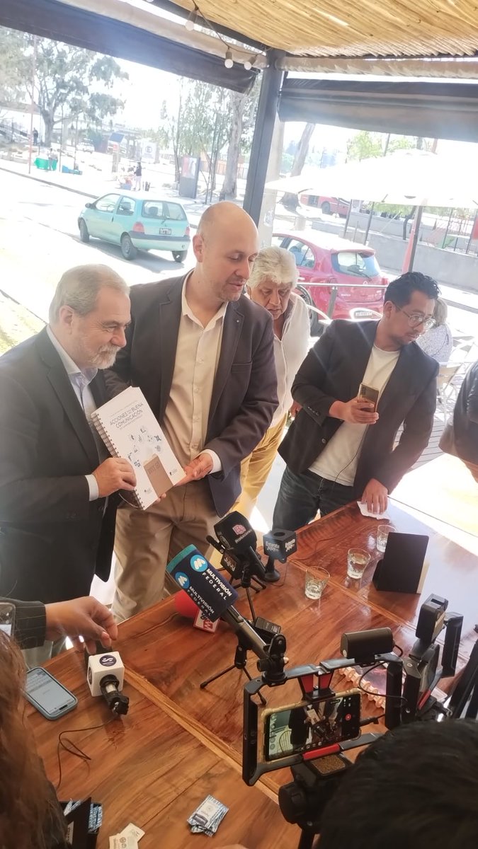 🗞️ Esta mañana realizamos una ronda de prensa en San Salvador de Jujuy para presentar la actividad ACEP-KAS de esta tarde: la presentación del Manual ABC de Compol.  
📘 Participaron <a href="/carlosfara/">CARLOS FARA</a> coautor y coordinador de la obra, y <a href="/MatiFDominguez/">Matías Dominguez </a>, director de ACEP Jujuy.