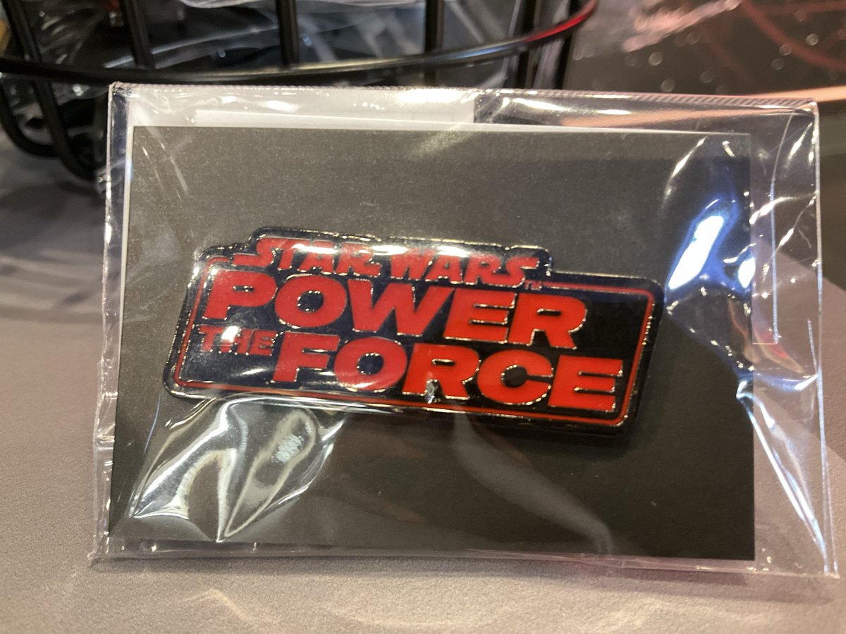 「STAR WARS SPECIAL STORE by BENELIC」の「POWER THE FORCE」ロゴのピンズも、レッドバージョンに！東京駅限定商品です。
#スターウォーズ #SWSPECIALSTORE