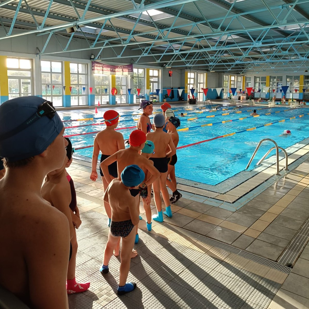 🏊‍Aquest mes d'octubre hem començat al Poliesportiu Municipal els cursos de natació, tant per a infants com per a joves i adults.
➡️ Comptem amb un total de 458 alumnes als cursos anuals de natació infantil.
➡️️ Als cursos trimestrals hi ha 55 joves i persones adultes.