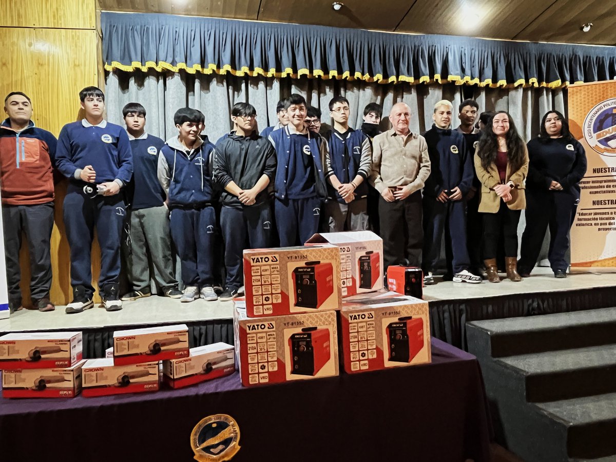 El Liceo Politécnico Luis Cruz Martínez de #PuertoNatales recibió $1.500.000 del Programa “Construyo Mi Futuro” de CChC #Magallanes para adquirir soldadoras y esmeriles, beneficiando a 47 estudiantes de Construcciones Metálicas.
🔗 Más información: cchc.cl/noticias/liceo…