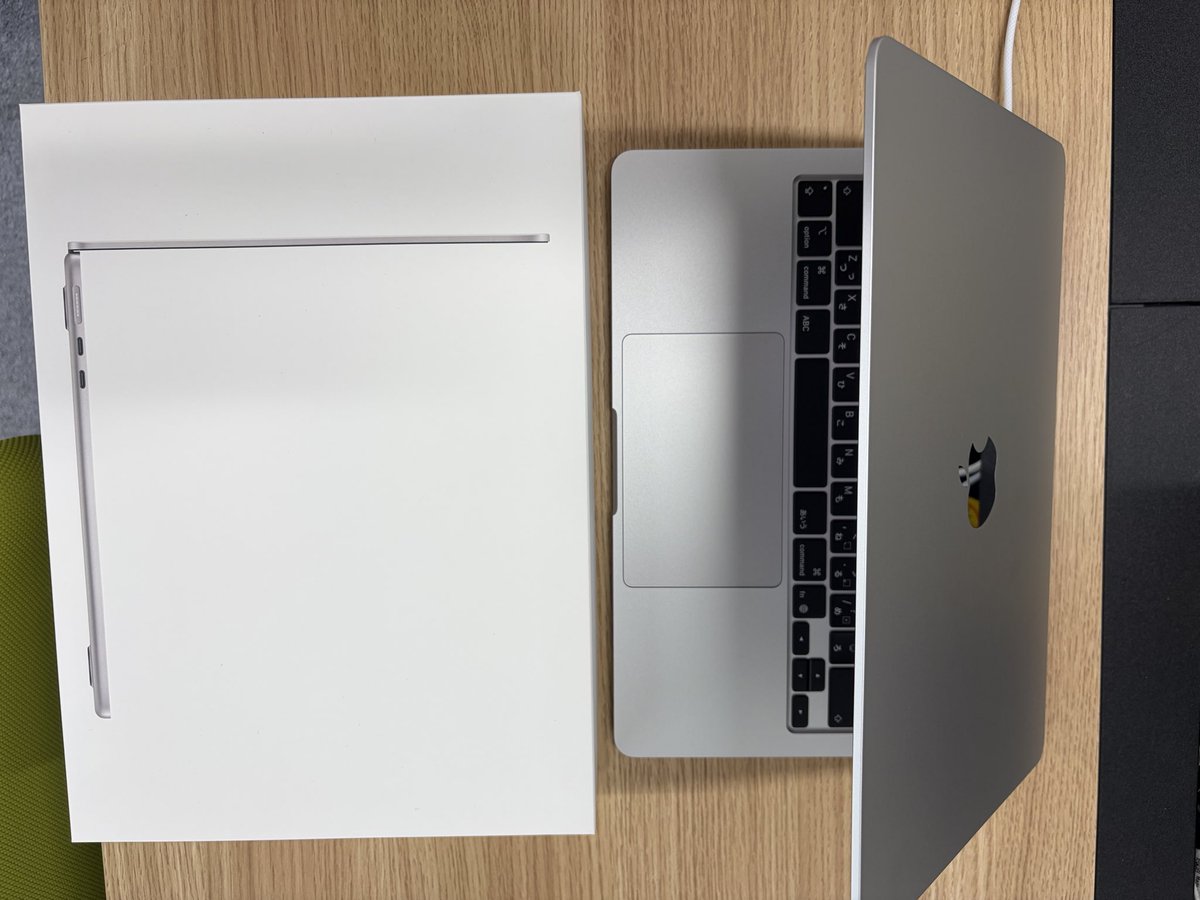 gyosyo_npm's tweet image. 昨日は朝早くから行政書士の広報活動(支部活動)としてエコバッグなどのグッズを配布しました☺️
朝の忙しい時間帯でしたが、多くの方に受け取っていただき、あっという間に終わりました💪

注文していたMacBookが届いたので開封＆移行作業💻
iPhoneもそうでしたがあっという間に完了しました🫡