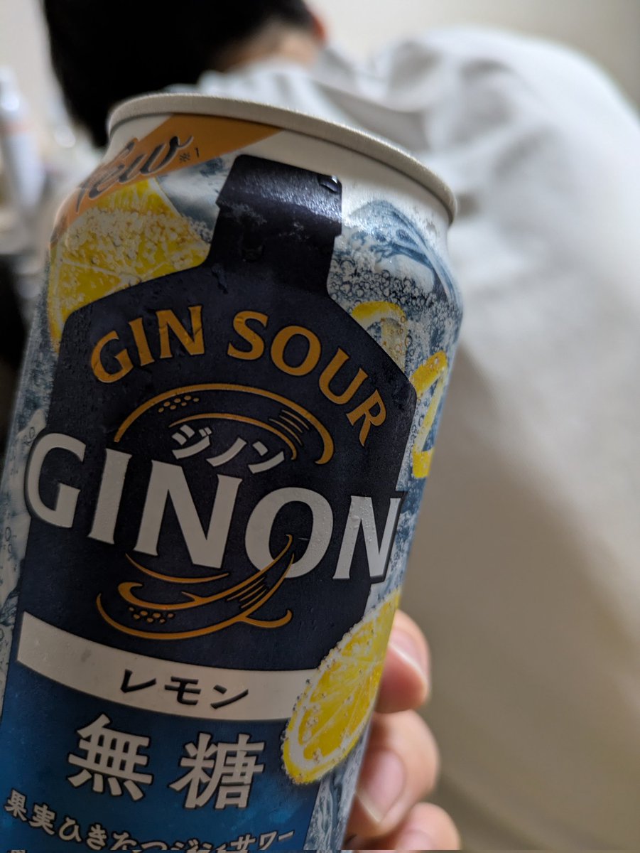 tomo3608's tweet image. 次の日仕事ある平日はいつも飲んでないけどテンション⤴︎⤴︎で写真集見ながら飲んでしまおう…🤭
プロテインを計ってる息子の後ろで酒を片手に写真を撮る母を許して😅

#猪塚健太
#猪塚健太誕生祭2025