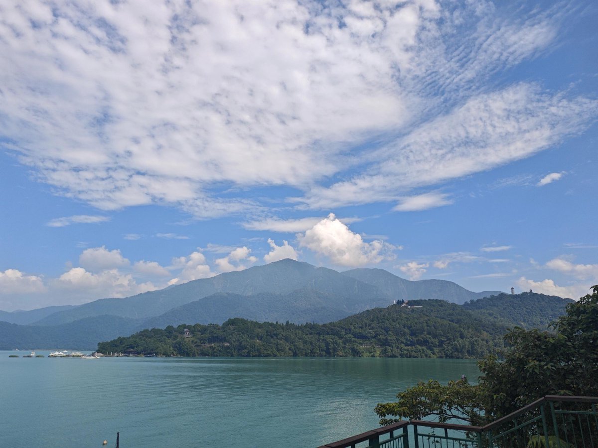 日月潭の静けさと美しさに、日常の喧騒を忘れてしまう🌿
心もゆっくりと落ち着き、時間まで優しく感じられるような気がする⏳
山や水、雲や空までもが心に溶け込み、この穏やかさと癒しにすっかり浸ってしまう💙