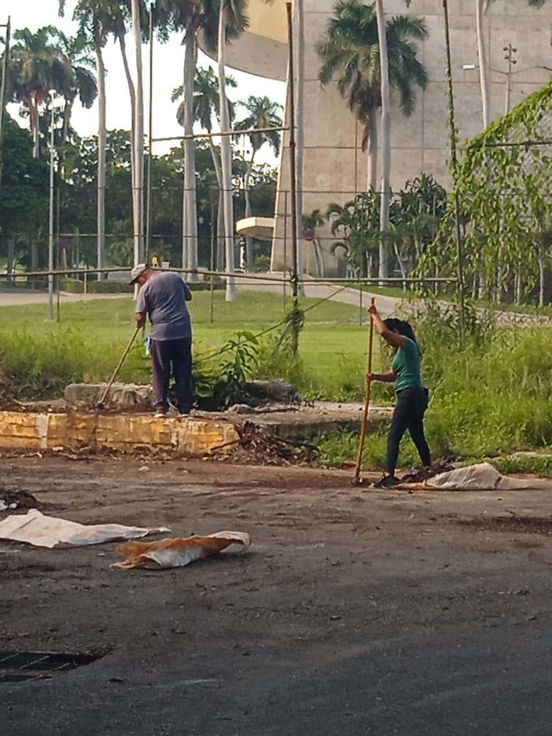 CubaMicons's tweet photo. 🚮 Las labores de higienización continúan, este miércoles, en áreas exteriores de @CubaMicons.

🇨🇺 #UnidosXCuba avanzamos en pos de una capital más limpia, para el bienestar de sus ciudadanos. https://t.co/cYiQ3L1ngI