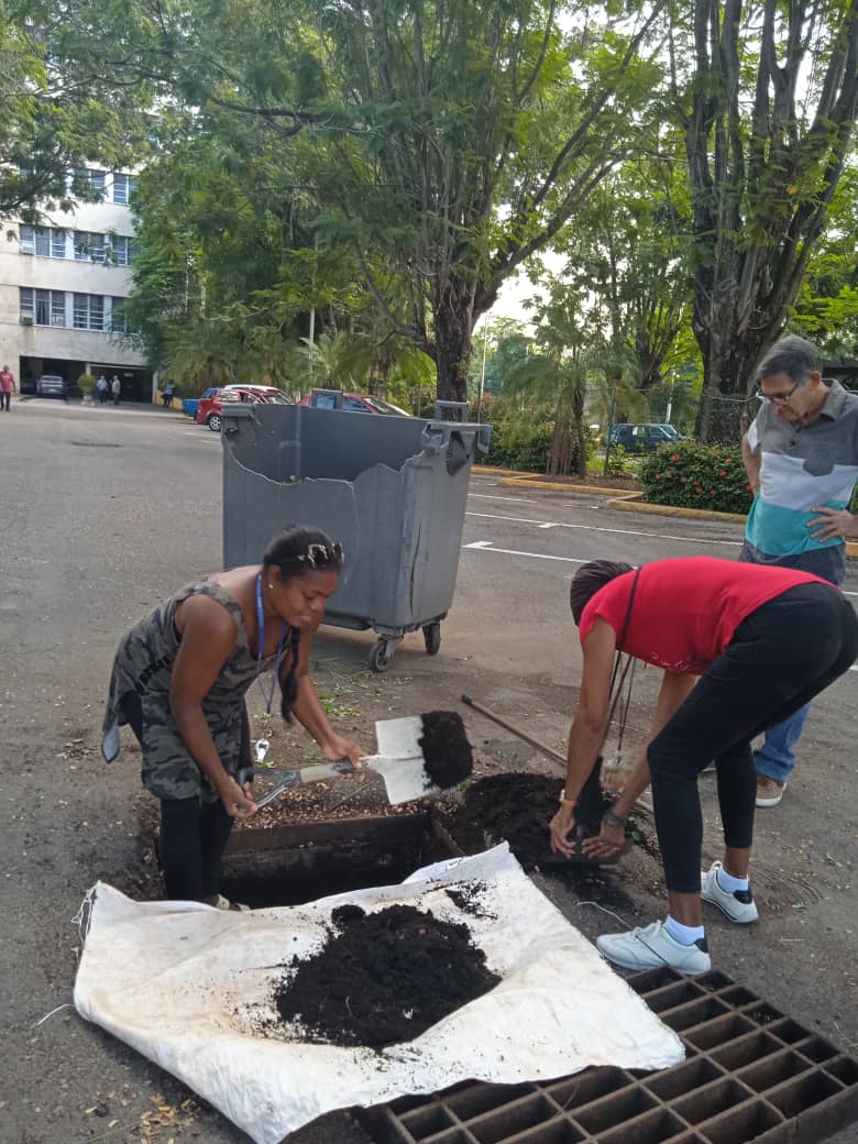 CubaMicons's tweet photo. 🚮 Las labores de higienización continúan, este miércoles, en áreas exteriores de @CubaMicons.

🇨🇺 #UnidosXCuba avanzamos en pos de una capital más limpia, para el bienestar de sus ciudadanos. https://t.co/cYiQ3L1ngI