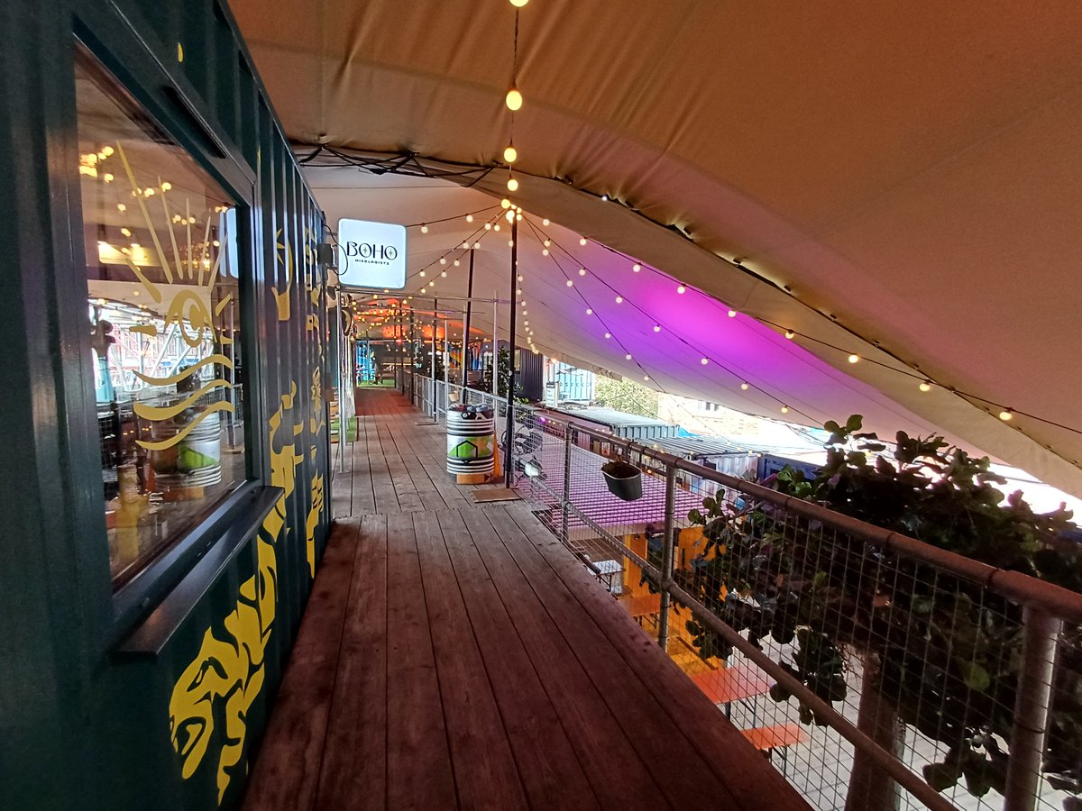 Enjoy bars, eateries and more at Spark: York, housed in an array of upcycled shipping containers⚡
The family and dog-friendly venue has a haven of independent street food stalls, bars and pop-up retailers🌮
Explore a wide range of cuisines and a large selection of drinks🍹