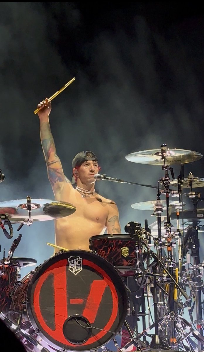 Josh Dun lookin good last night #breachvirginiabeach #twentyonepilots