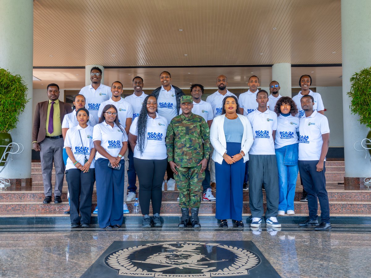 Itsinda rigizwe n’urubyiruko rw’Abanyarwanda cumi na babiri baba muri Afurika y’Epfo, riri mu ruzinduko rw’iminsi icumi mu Rwanda, kuri uyu wa gatatu basuye icyicaro gikuru cy’Ingabo z’u Rwanda (RDF).

Bakiriwe n’Umuvugizi w’Ingabo z’u Rwanda Brig Gen Ronald Rwivanga, wari