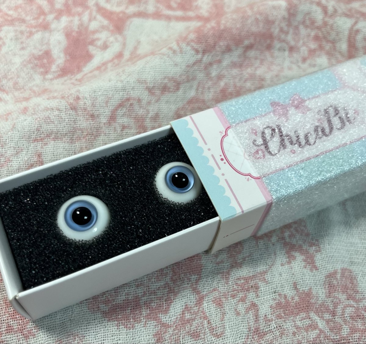 #트인덕장터

르문 스티라40+리나슈슈 바디 본체 운포28 판매합니다. 트친가 25👉🤍👈
본체, 헤드 인증서, 헤드 디폴박스, 리나슈슈 디폴박스, 치카비 14mm 페일블루 안구 구성
헤드 23년 11월분, 바디 제작년도 미상
쨈님 메이크업 되어있고 황변 진행중, 중고감 및 하자 있습니다

설명 타래