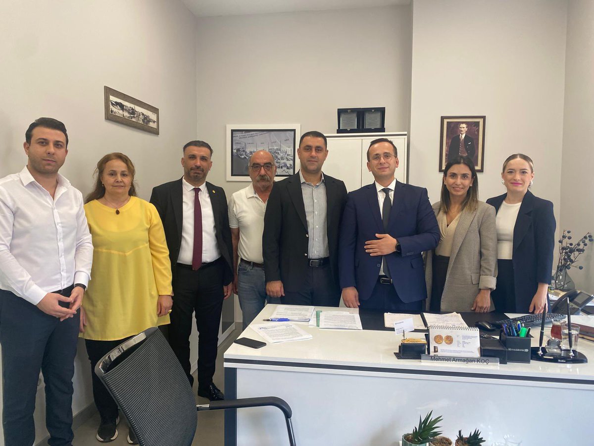 Bugün Halkbank yetkilileri ile yaptığımız protokol kapsamında, memur ve kadrolu işçilerimizin yüzünü güldürecek rekor promosyon anlaşmasını imzaladık.
Her bir çalışma arkadaşımız 3 yıl için toplam 96.050 TL promosyon ve 1000 TL parapuan alacak.
Bu süreçte emeği geçen tüm sendika