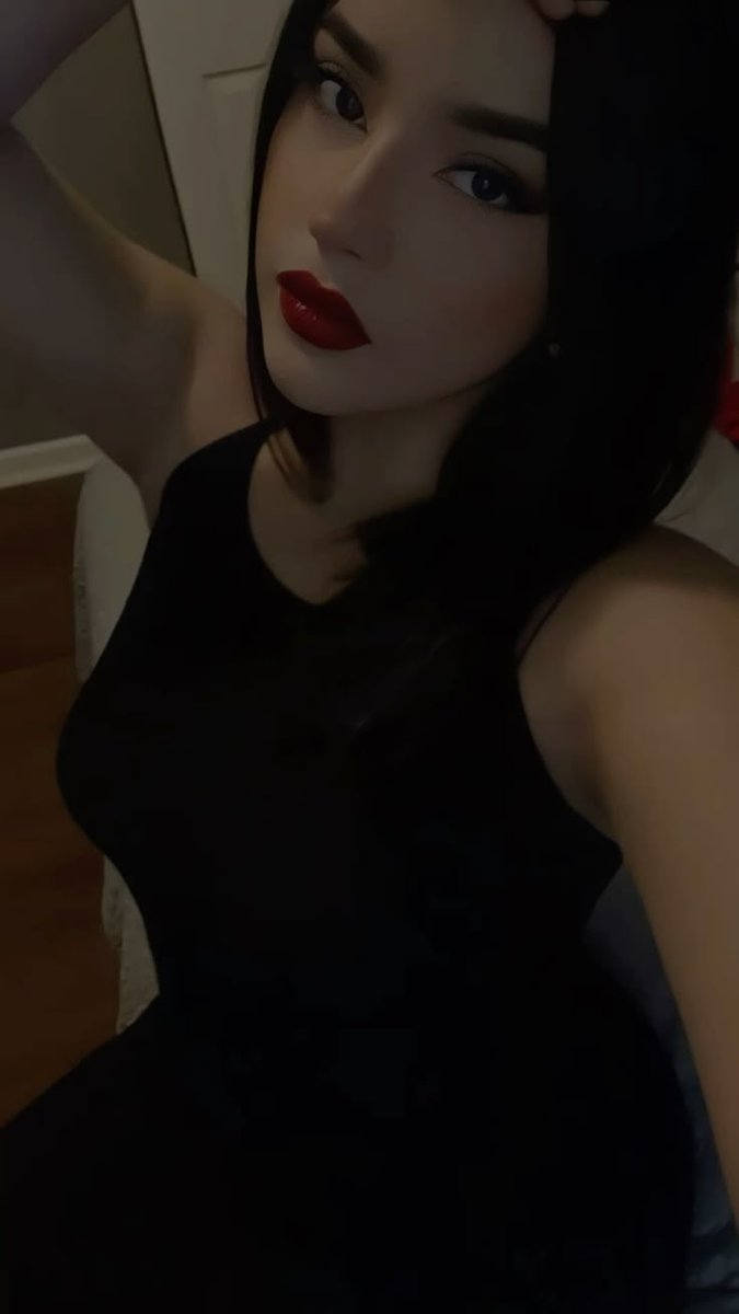 Goddess_louren's tweet photo. Iconic goddess waiting for her paypig 👑✨#paypigs #finsub #tribute #worship #goddess https://t.co/1Gb3us5i3v