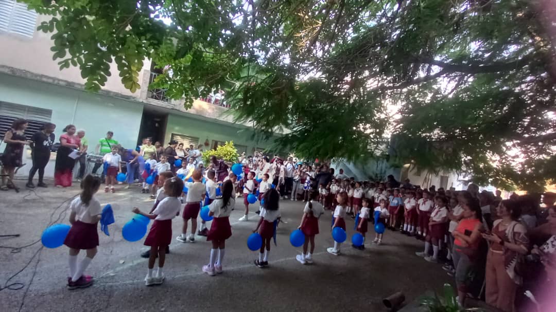 BautaPoder's tweet image. 🎉Muchísimas felicidades a nuestros pioneros de primer grado que hoy ingresaron a la Organización de Pioneros José Martí(OPJM). Recibiendo su pañoleta azul ya son pioneros moncadistas ♥️🇨🇺💪Que orgullo‼️#Bauta #PoderPopular #ArtemisaJuntosSomosMás