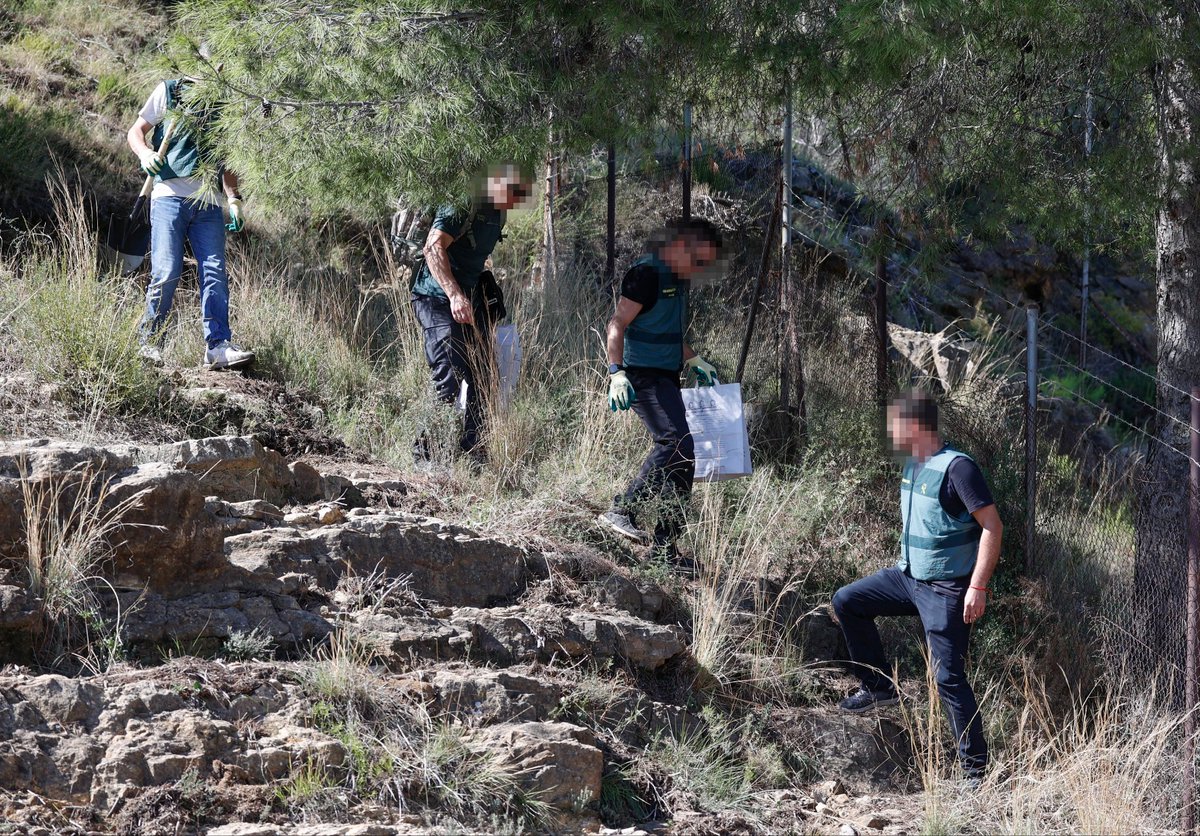 HRQueVeo's tweet photo. El caso de Beatriz Guijarro:
¿Cómo llegó a una montaña de difícil acceso? ¿Qué hizo en las últimas horas con 'El Titi', el hombre que figura como investigado en la causa? ¿Cómo no fue hallado su cuerpo tras el incendio? https://t.co/GfKCA3STby