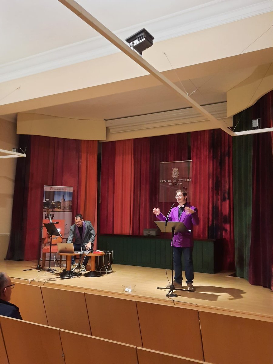 Ahir, amb la col·laboració dels Serveis a Tarragona de <a href="/cultura_cat/">Cultura</a> vam poder gaudir dels versos de Josep Maria Llompart i Josep Martí Folguera a partir de la veu del <a href="/joseppedrals/">Josep Pedrals</a> acompanyat del Roger Conesa. Podeu recuperar l'acte aquí youtube.com/live/bE2ain0Tr…