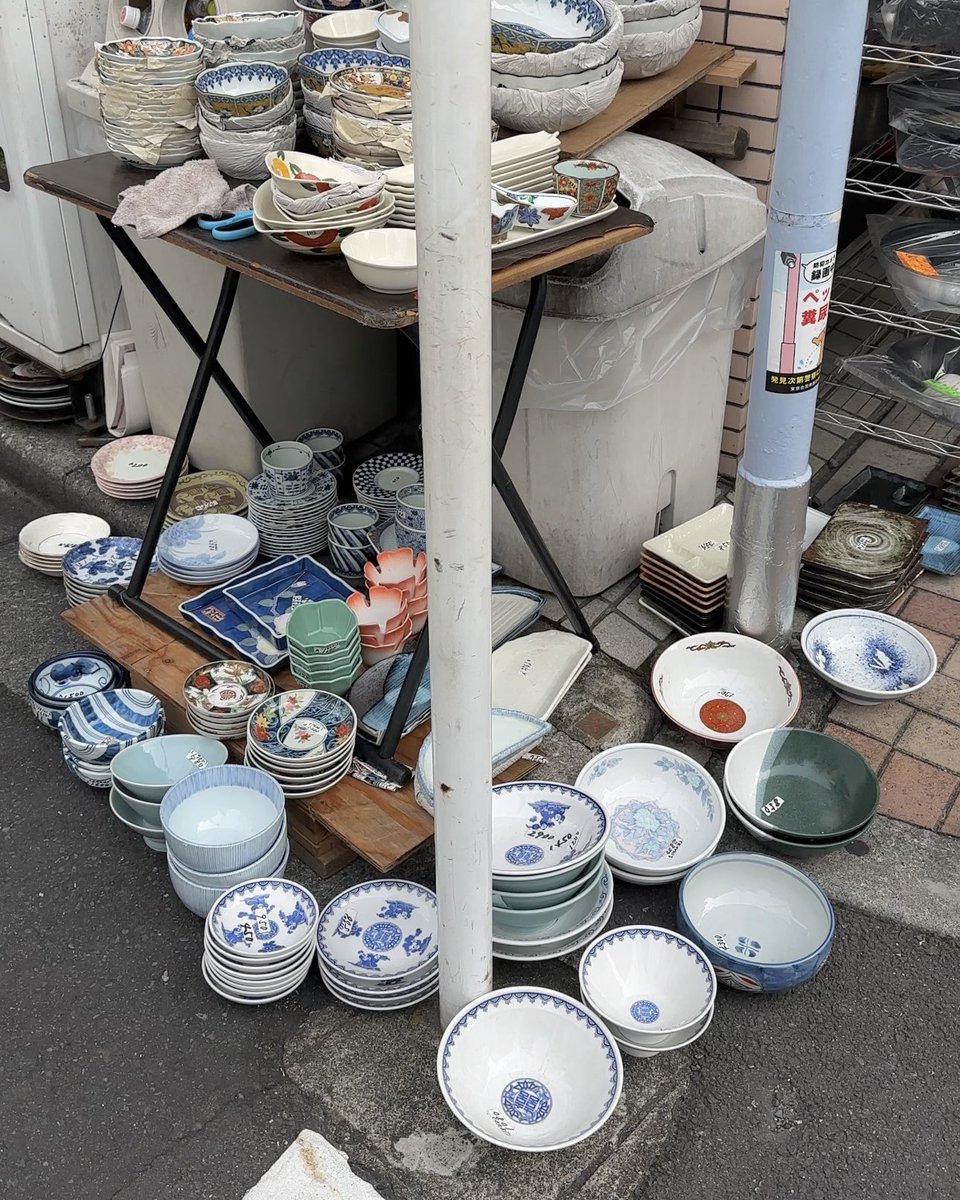 oo_06kinn's tweet photo. 浅草にあるかわいい食器が手に入る商店街🇯🇵
かっぱ橋行けば自炊欲も高まります https://t.co/ZXCS26ZPaH