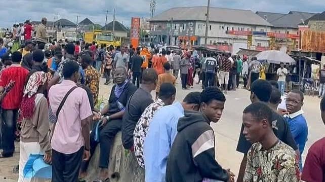 𝐅𝐔𝐏𝐑𝐄 𝐬𝐭𝐮𝐝𝐞𝐧𝐭𝐬 𝐛𝐚𝐫𝐫𝐢𝐜𝐚𝐝𝐞 𝐄𝐚𝐬𝐭-𝐖𝐞𝐬𝐭 𝐫𝐨𝐚𝐝 𝐨𝐯𝐞𝐫 𝐚𝐥𝐥𝐞𝐠𝐞𝐝 𝐭𝐮𝐢𝐭𝐢𝐨𝐧 𝐡𝐢𝐤𝐞

punchng.com/fupre-students…