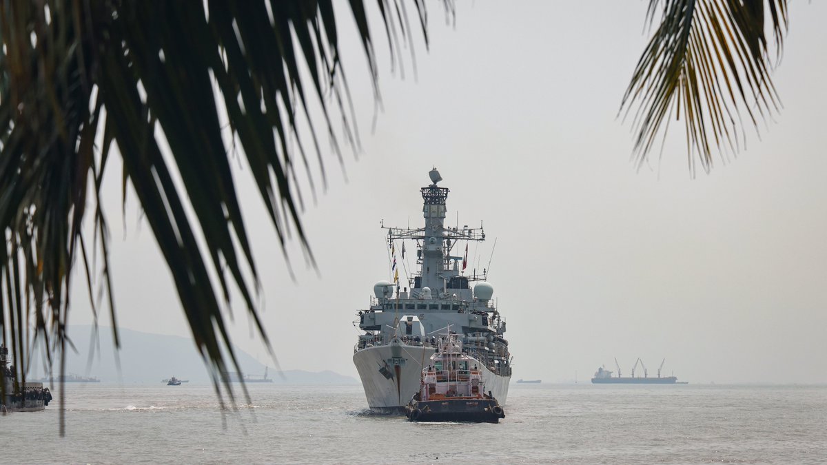 Royal Navy tweet media