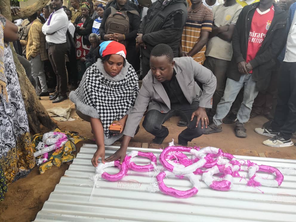 John_Pambalu's tweet image. Tukiweka shada la maua na kamanda Neema Shozaile Mwenyekiti wa Chadema jimbo la Geita DC kwa niaba ya CHADEMA katika kaburi la Marehemu Anthony Elias Gashule hapa kijiji cha Bugarama mkoani Geita.  

#R_I_P_Athony_Gashule