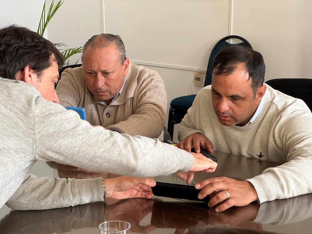 La intendencia restó 800 rendimientos y ahorró cuatro millones y medio de pesos.

“Con eso fue posible mantener trabajando a 100 peones”, sostuvo Christian Morel.

lavozdemelo.com.uy/2025/10/08/la-…