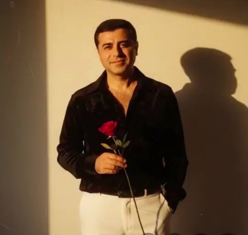 karanlıklar içinden 
şafakla gel, günle gel 🌹