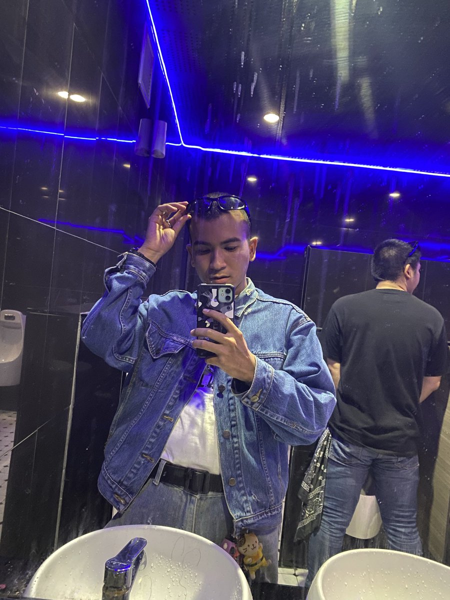 สุดหล่อที่เธอเหลียว คงไม่เสียวเท่าผมหรอก😎🤭👌🏻