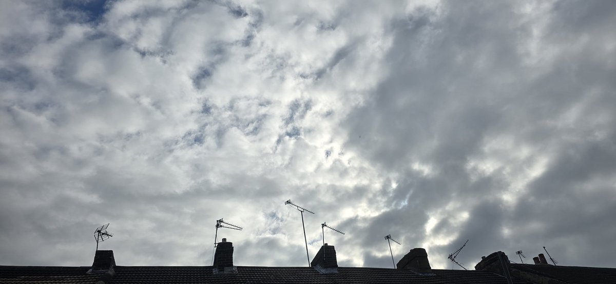 Skies over Sheerness East, Skies are doing their best to break and let the sunshine through, currently 15C here. ⛅️