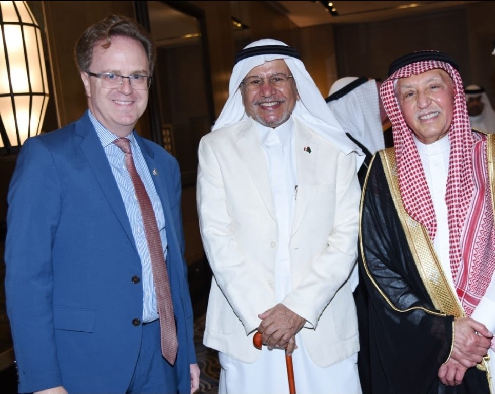 تشرفت البارحة بحضور حفل تكريم القنصل الفخري لكندا الأخ محمد عطار بمناسبة مرور ٢٥ سنة على نشاطه المتميز على شرف سعادة سفير كندا في المملكة الاستاذ لانتو وحرمه وفريق رفيع المستوى من السفارة الكندية... كما سعدت بلقاء معالي أمين جدة ومجموعة من وجهاء المجتمع في الحفل الرائع في فندق