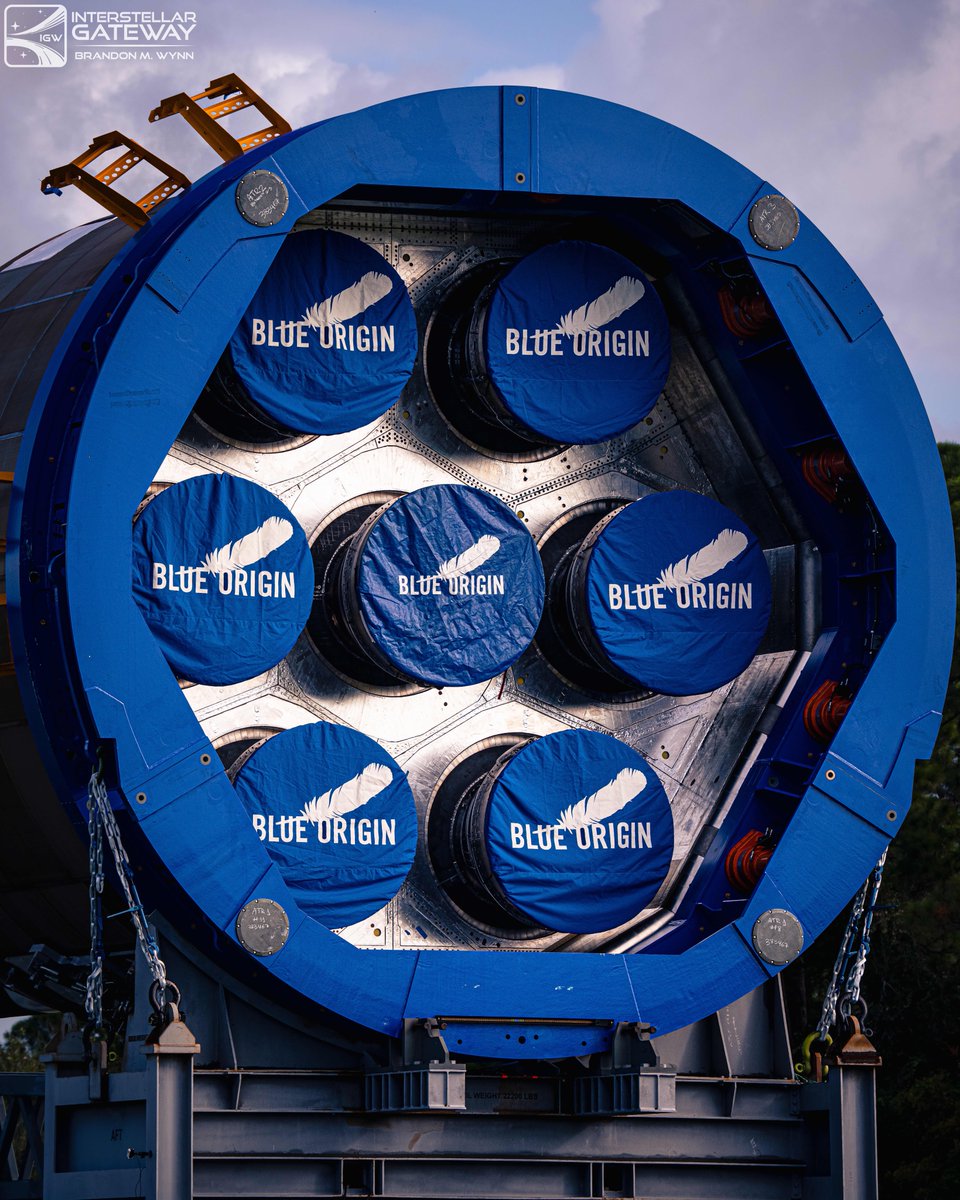 interstellargw's tweet image. ㅤㅤㅤ   ⚪️⚪️
⚪️⚪️⚪️
   ⚪️⚪️

All 7 BE-4 engines - capable of producing nearly 4 million pounds of thrust - installed on the New Glenn Flight 2 booster rolling to the pad this morning