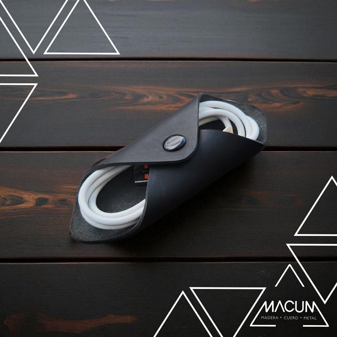 Hay algo especial en fabricar lo sencillo. Un diseño simple que llega a ser esencial, funcional, sin excesos.
#MACUM sigue apostando por lo artesanal, lo que dura y sirve, lo que no necesita explicarse demasiado
#hechoamano #cueroartesanal #diseñodeautor #cuero #hechoenbolivia