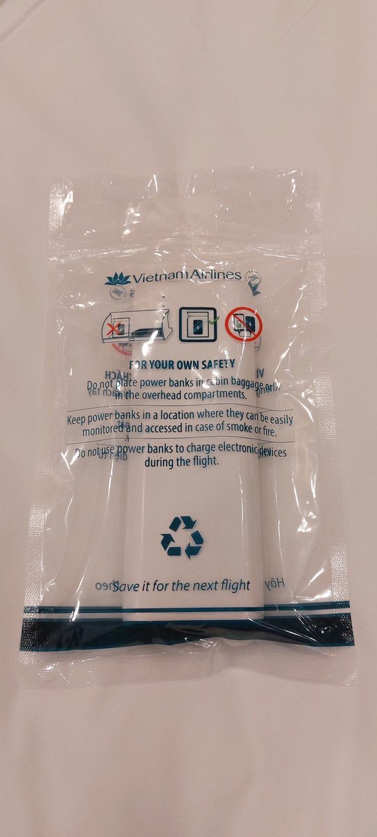 Teppei7's tweet image. 飛行機でのバッテリー

機内の上部棚に入れてはダメ、とか、機内でスマホ充電ダメとか、今年から聞こえていたが、春🇹🇭行ったときも6月ダナンに行ったときも9月🇵🇭でも、何にも無かったのに、今日のベトナムエアでは、この袋に入れてね。使用禁止やで。って伝えられた。
コレで事故が減るのだろうか。。