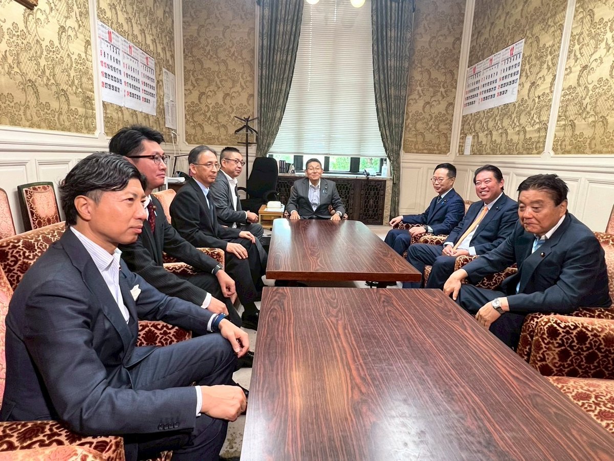 〇一昨日野党国対委員長会談が開催され、新会派「有志・改革の会」の国会対策担当として出席してまいりました。この場で日本維新の会の遠藤国対委員長が、「もう首班指名は玉木でいいんんちゃうか」という雑談から始まって、その後自民党と公明党の連立交渉の難航という背景もあって、ここ数日急速に野