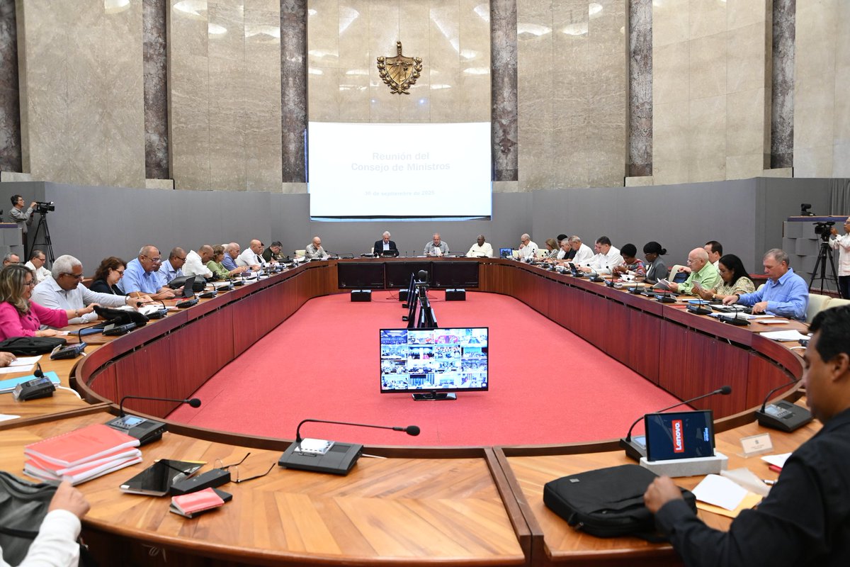 PresidenciaCuba's tweet image. 🇨🇺| #Cuba vive una situación económica difícil, por el recrudecimiento del bloqueo impuesto por Estados Unidos, pero también por limitaciones que a lo interno de la nación persisten.

Sesiona Consejo de Ministros, encabezado por el Presidente @DiazCanelB.

granma.cu/cuba/2025-10-0…