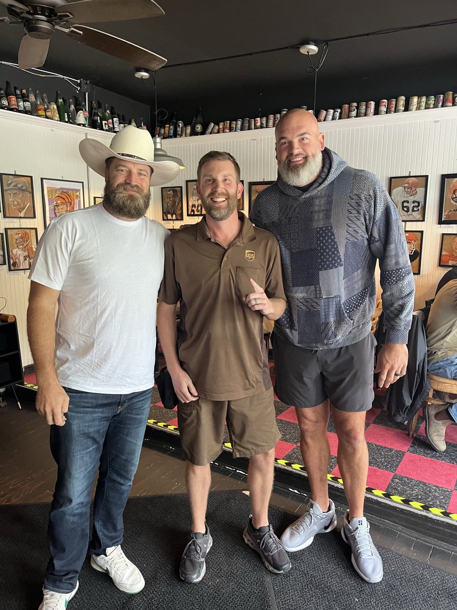 SrajGuy6's tweet photo. @AndrewWhitworth @FitzMagic_14 I realized you guys didn’t take one on your phones 😂 thanks for being cool and taking the pic with me https://t.co/Kh67wo2cUc