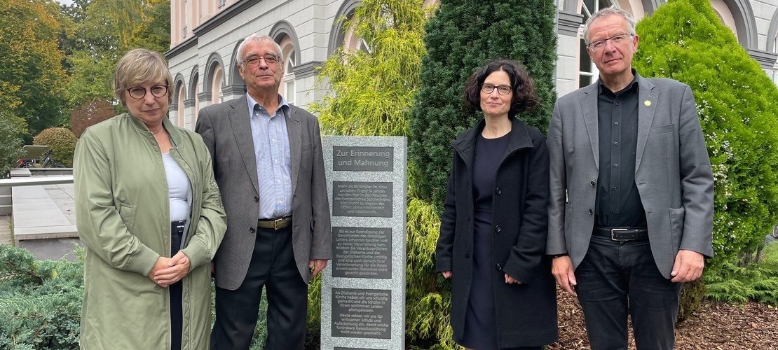Eine Gedenkstele auf dem Gelände des ehemaligen Evangelischen Schülerheims Martinstift in Moers erinnert seit heute Nachmittag an die Gewalttaten, denen Schüler Anfang der 1950er Jahre an diesem Ort ausgesetzt waren.
presse.ekir.de/presse/neuer-g…
