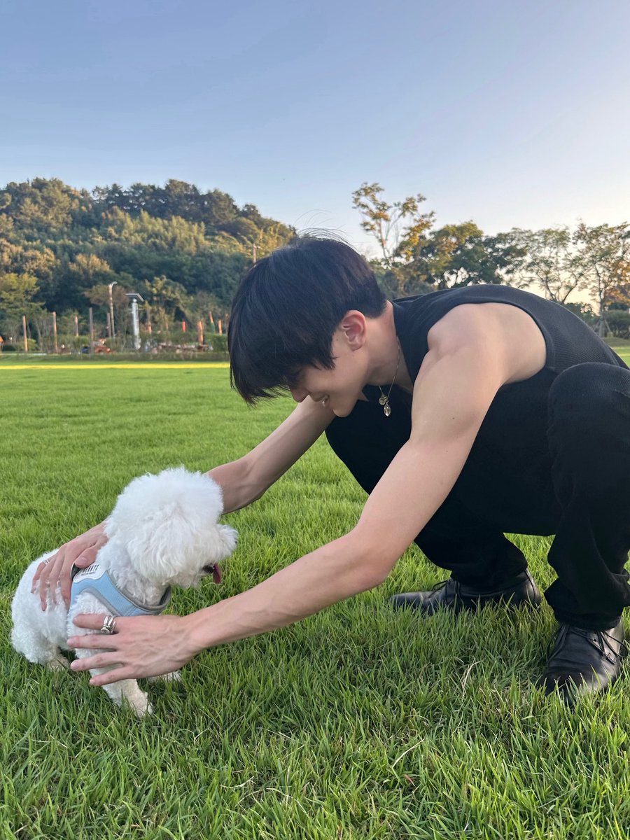 does he know that i'm in love with him