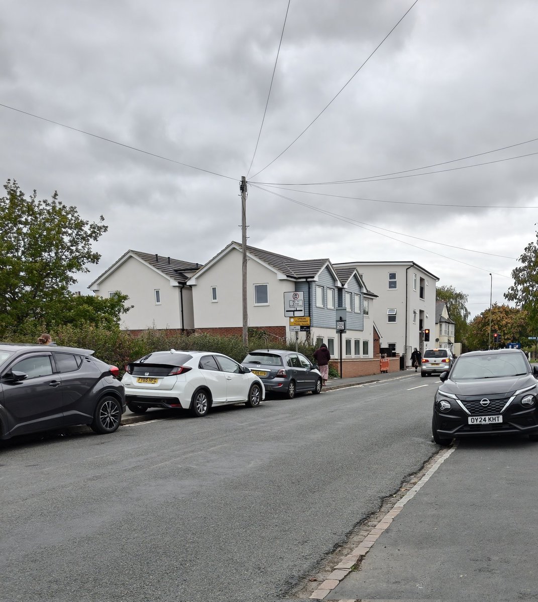 CyclingOxford's tweet photo. @TyndaleSchool @OxfordshireCC again parents parking in double yellows at the trip of Horspath Road to pick up children. Every day. Creating #hazards. Please enforce as you've closed off Barracks Lane for them to use. @OxfordMailLive https://t.co/bL1tY0XZ7t