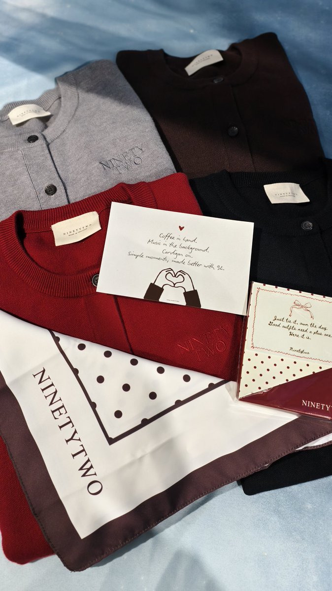 namw33n's tweet image. สัมผัสนุ่มละมุนอ่อนโยนทั้งเสื้อและผ้าโพกเหมือนชื่อคอลเล็กชัน Gentle Days เลยค่ะ การคัตติ้งปราณีต ใส่ใจกระทั่งป้ายคอเสื้อที่ทำเป็นผ้าทำให้ไม่รู้สึกระคายคอ ใส่แล้วรู้สึกอบอุ่นเหมือนมี CEO อยู่ใกล้ๆ ภูมิใจ Made In Thailand 🫶🤍🎐 #NINETYTWO #92GentleDays #GentleDaysCollection